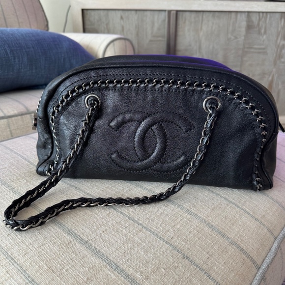 CHANEL Handbags - Chanel Luxe Ligne Bowler